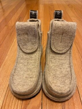Cozyz Beige Wool Felt Slipper Boots Size 7